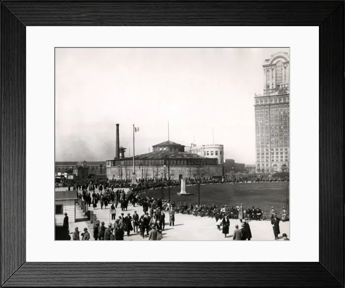 Framed Print : Early 20th century vintage press photograph Framed Print : Early 20th century vintage press photograph