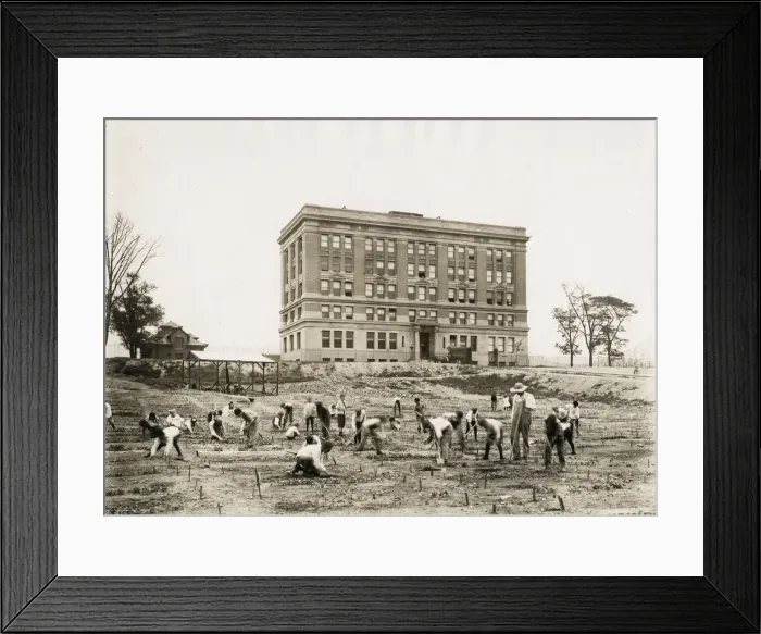 Framed Print : Early 20th century vintage press photograph Framed Print : Early 20th century vintage press photograph