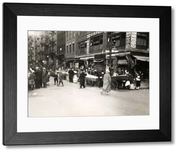 Framed Print : Early 20th century vintage press photograph Framed Print : Early 20th century vintage press photograph