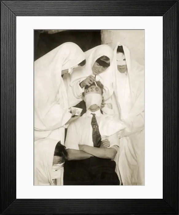 Framed Print : Early 20th century vintage press photograph Framed Print : Early 20th century vintage press photograph