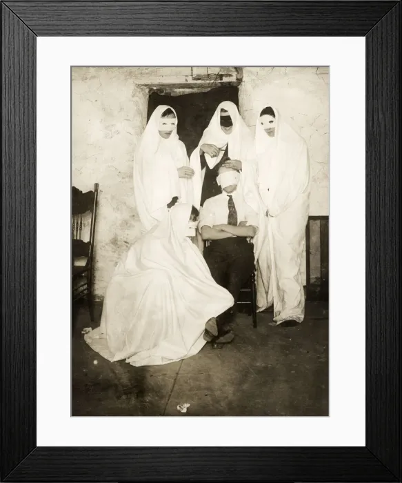 Framed Print : Early 20th century vintage press photograph Framed Print : Early 20th century vintage press photograph