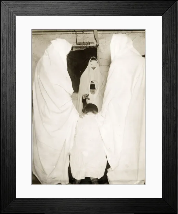Framed Print : Early 20th century vintage press photograph Framed Print : Early 20th century vintage press photograph
