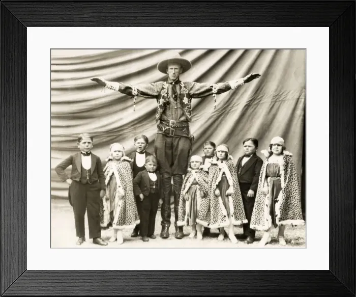 Framed Print : Early 20th century vintage press photograph Framed Print : Early 20th century vintage press photograph