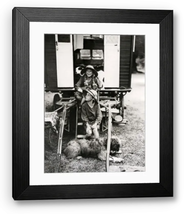 Framed Print : Early 20th century vintage press photograph Framed Print : Early 20th century vintage press photograph