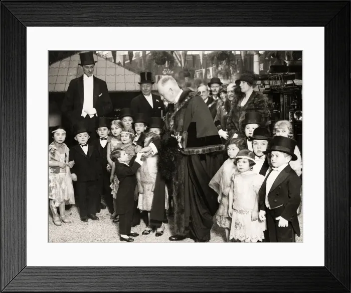 Framed Print : Early 20th century vintage press photograph Framed Print : Early 20th century vintage press photograph