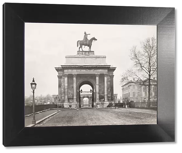 Vintage 19th century photograph: Wellington Arch, also known as Constitution Arch or as