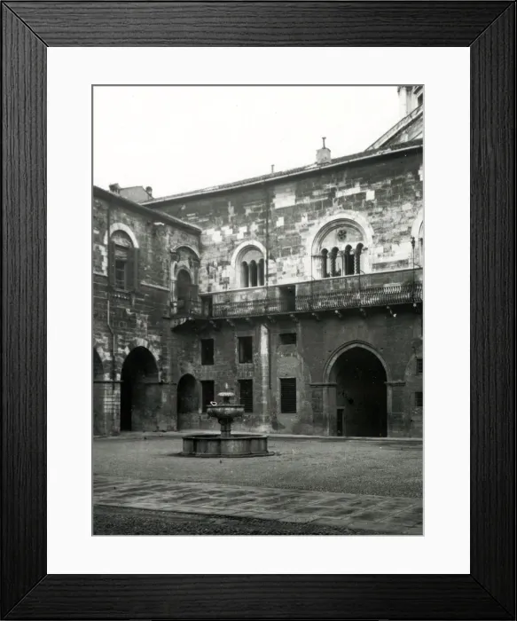 Framed Print : Palazzo del Broletto (Broletto Palace), Brescia, Italy Framed Print : Palazzo del Broletto (Broletto Palace), Brescia, Italy