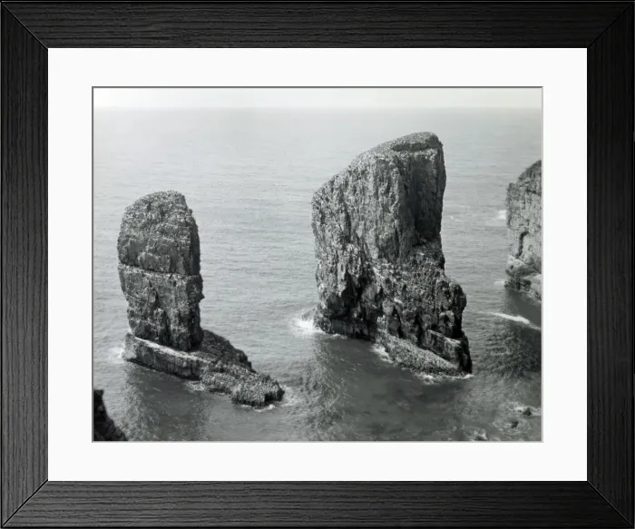 Framed Print : Stack rocks and Green Bridge of Wales, Pembrokeshire Framed Print : Stack rocks and Green Bridge of Wales, Pembrokeshire