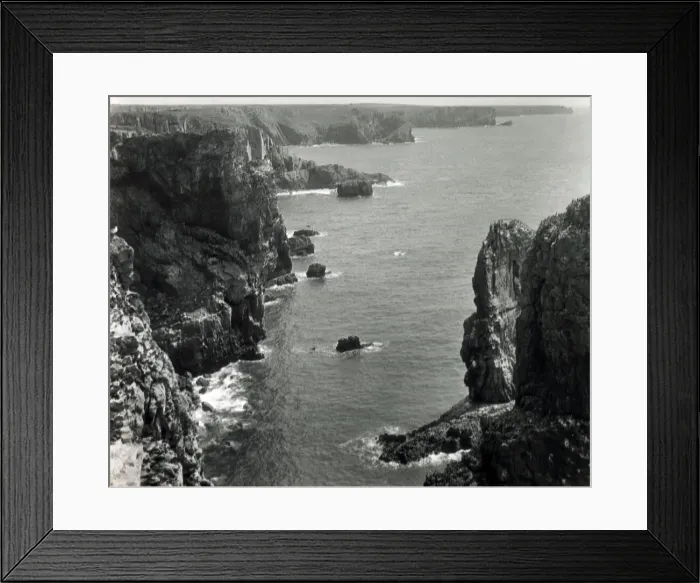 Framed Print : The rocky Pembrokeshire coastline, South Wales Framed Print : The rocky Pembrokeshire coastline, South Wales