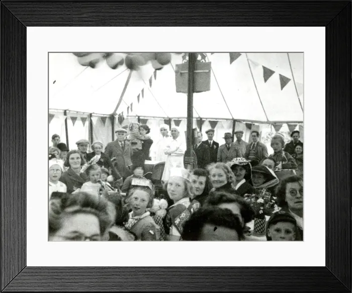 Framed Print : Draycott, Cotswold village, celebrating Coronation Framed Print : Draycott, Cotswold village, celebrating Coronation