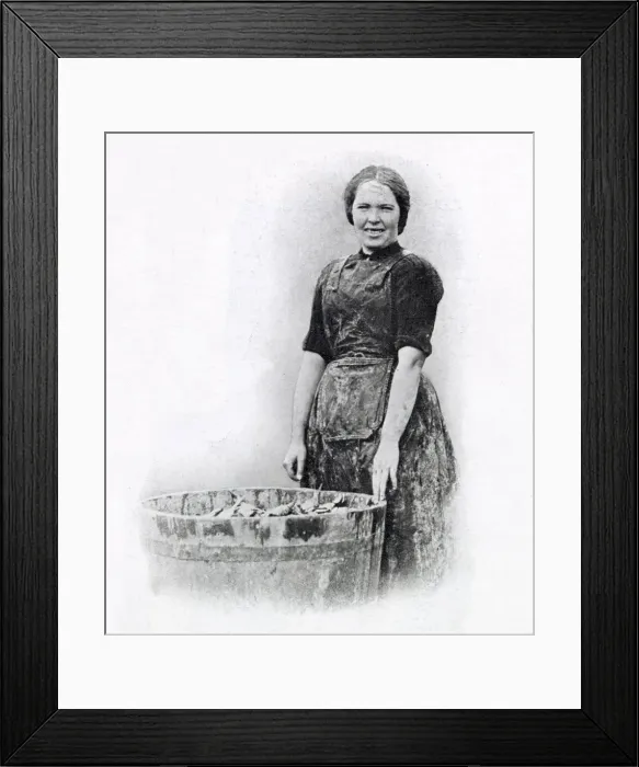 Framed Print : One of the thousands of Scottish women that came to Great Yarmouth in the herring harvest Framed Print : One of the thousands of Scottish women that came to Great Yarmouth in the herring harvest