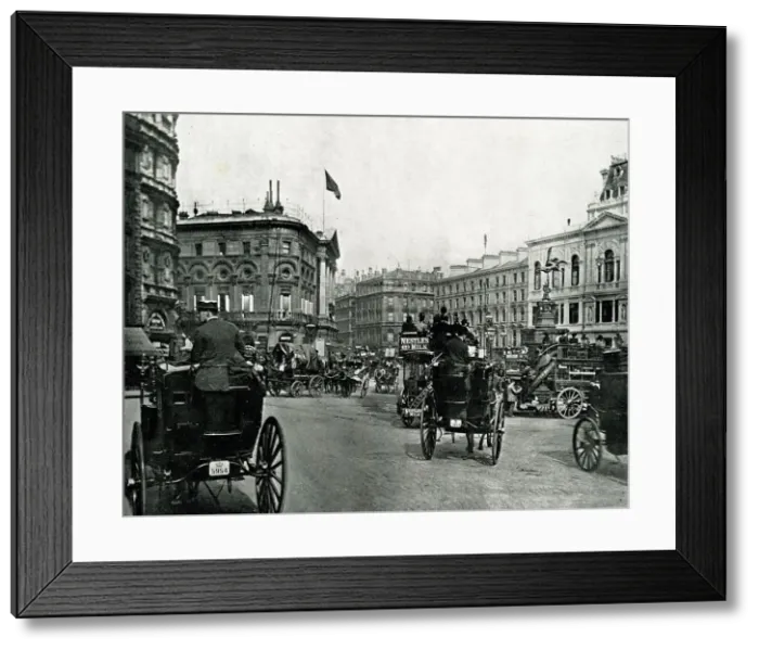 Framed Print : Piccadilly Circus, London Framed Print : Piccadilly Circus, London