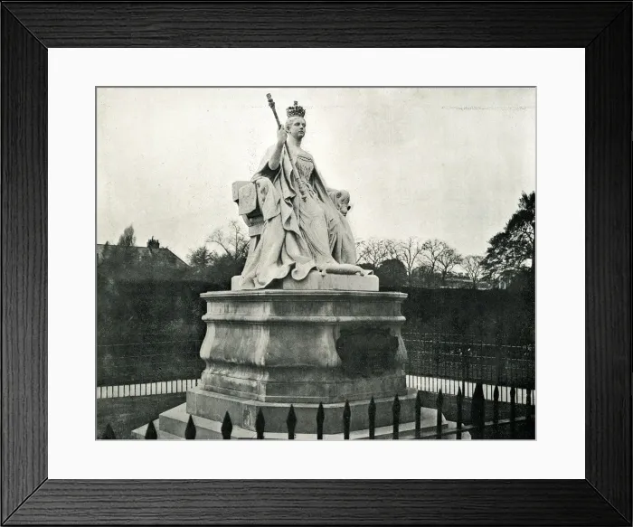 Framed Print : Queen Victoria statue, Kensington Gardens, London Framed Print : Queen Victoria statue, Kensington Gardens, London