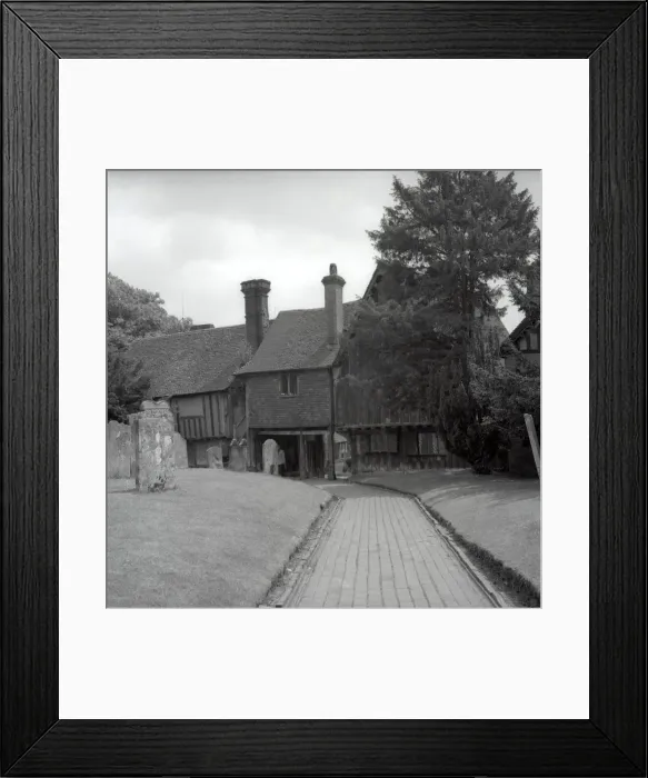Framed Print : Penshurst Churchyard, Kent Framed Print : Penshurst Churchyard, Kent