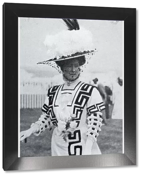Woman wearing a elegant dress for Royal Ascot. Date: June 1909