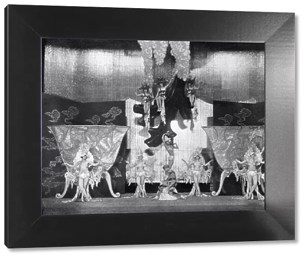 A scene from An Und Aus, the Herman Haller revue at the Admiralspalast, Berlin 1926 Date: 1926
