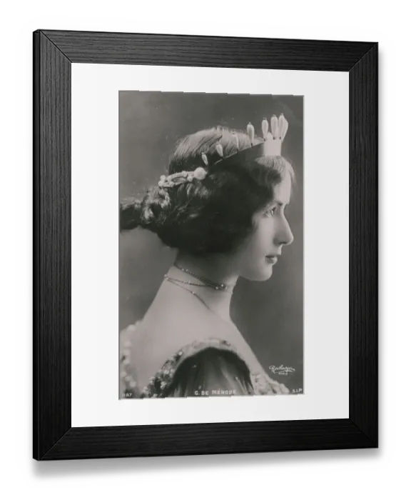 Framed Print : CLEO DE MERODE French actress and dancer in profile - she became the mistress of Leopold II of Belgium Date: early 1900s Framed Print : CLEO DE MERODE French actress and dancer in profile - she became the mistress of Leopold II of Belgium Date: early 1900s