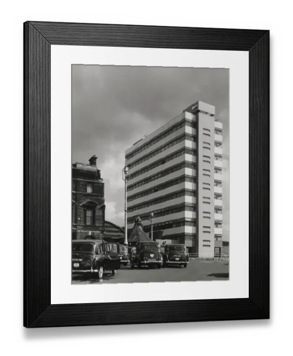 Framed Print : The then new Manchester Piccadilly Railway Station, showing the taxi rank. The station was renovated again in 2002. Date: 1960s Framed Print : The then new Manchester Piccadilly Railway Station, showing the taxi rank. The station was renovated again in 2002. Date: 1960s