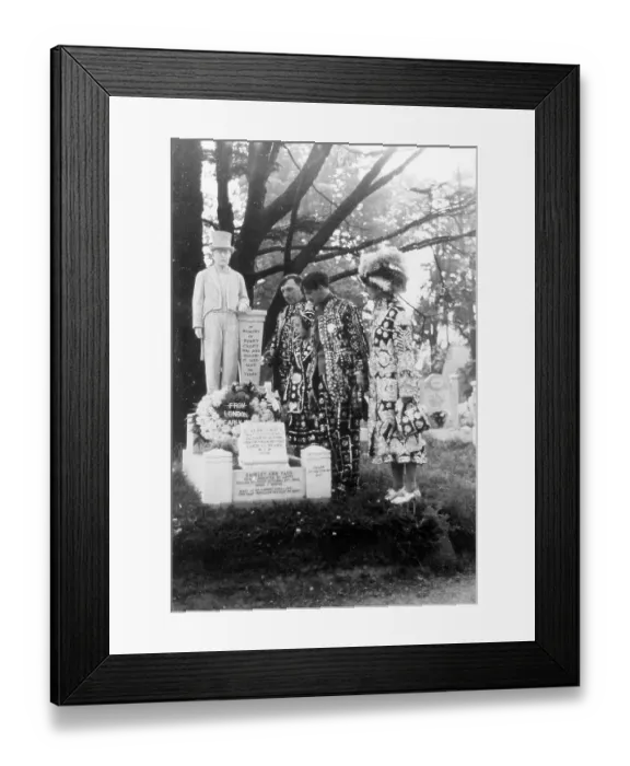 Framed Print : PEARLY KING GRAVE Framed Print : PEARLY KING GRAVE