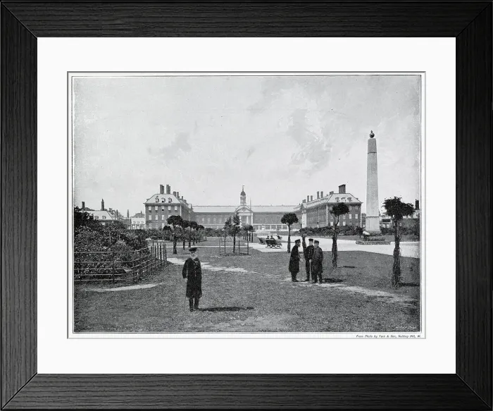 Framed Print : General view of the Royal Hospital Chelsea, designed by Sir Christopher Wren. A retirement and nursing home for some 540 veterans of the British Army. Date: 1890s Framed Print : General view of the Royal Hospital Chelsea, designed by Sir Christopher Wren. A retirement and nursing home for some 540 veterans of the British Army. Date: 1890s