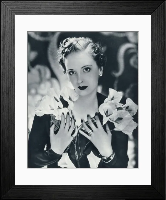 Framed Print : Ursula Packe, daughter of Sir Edward and Lady Packe, before her marriage to Mr Peter Clifton, Grenadier Guards. Madame Yevonde was a prolific and ground-breaking society portrait and commercial photographer active between 1915 and 1975 Framed Print : Ursula Packe, daughter of Sir Edward and Lady Packe, before her marriage to Mr Peter Clifton, Grenadier Guards. Madame Yevonde was a prolific and ground-breaking society portrait and commercial photographer active between 1915 and 1975