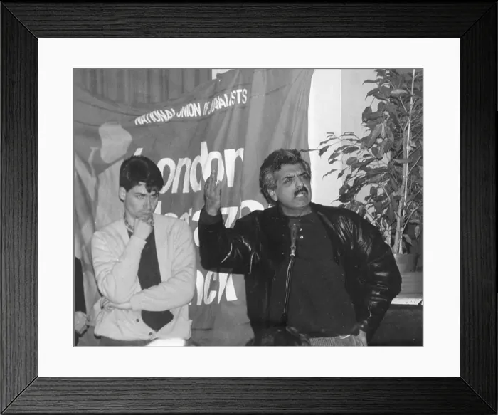 Framed Print : Tariq Ali speaking under an NUJ banner Framed Print : Tariq Ali speaking under an NUJ banner