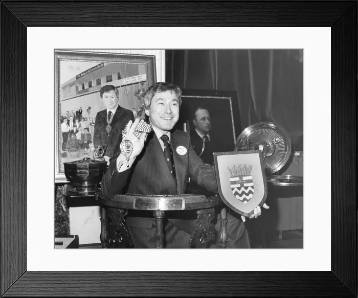 Framed Print : Tony Banks, Labour politician, with his portrait Framed Print : Tony Banks, Labour politician, with his portrait