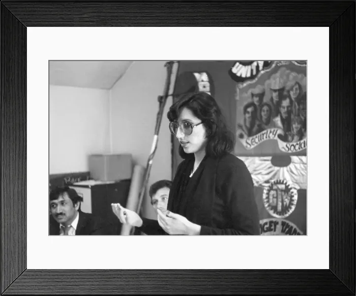Framed Print : Benazir Bhutto addressing a public meeting Framed Print : Benazir Bhutto addressing a public meeting