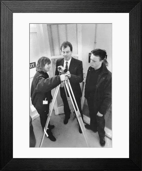 Framed Print : Tony Blair, Labour politician, with two young people Framed Print : Tony Blair, Labour politician, with two young people