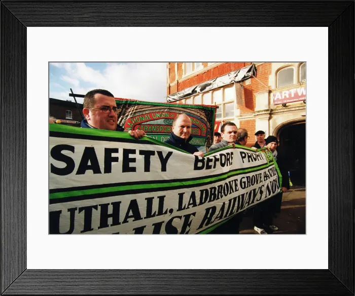 Framed Print : Bob Crow, RMT trade union leader, with a banner Framed Print : Bob Crow, RMT trade union leader, with a banner