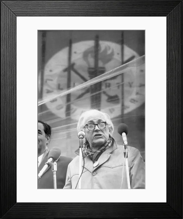 Framed Print : Michael Foot, Labour politician and writer Framed Print : Michael Foot, Labour politician and writer
