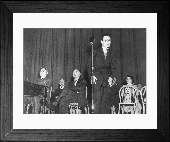 Framed Print : Michael Foot giving a speech, with Nye Bevan on the left Framed Print : Michael Foot giving a speech, with Nye Bevan on the left