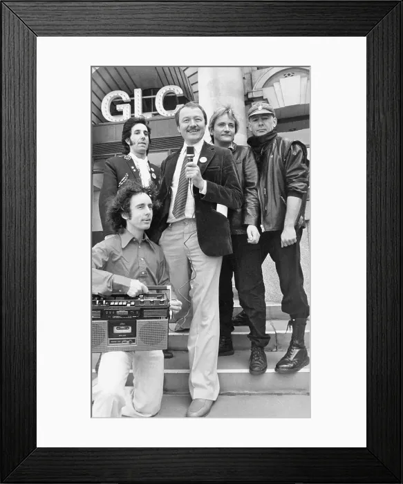 Framed Print : Ken Livingstone with The Flying Pickets Framed Print : Ken Livingstone with The Flying Pickets