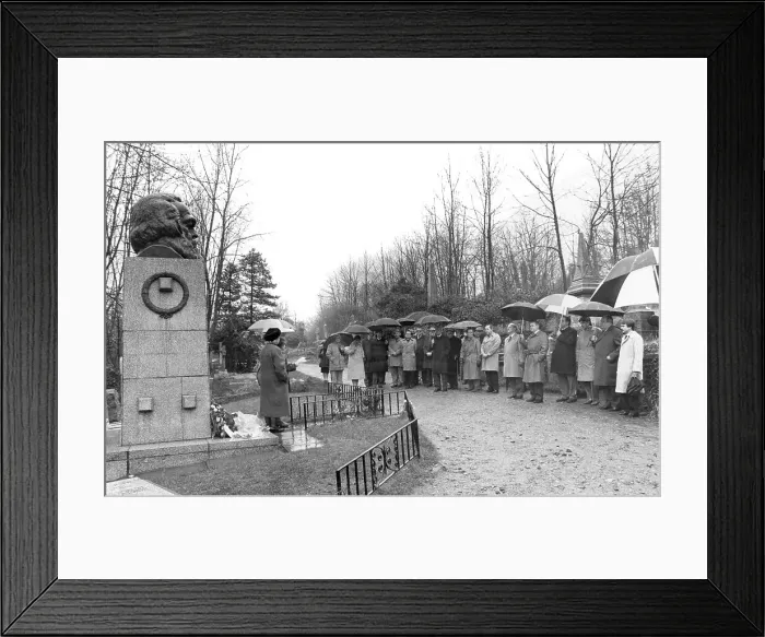Framed Print : Karl Marx monument, Highgate Cemetery, London Framed Print : Karl Marx monument, Highgate Cemetery, London