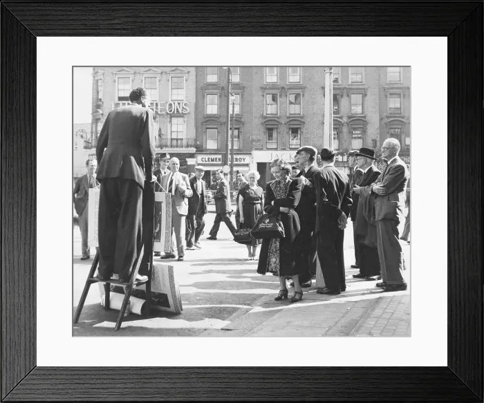 Framed Print : Ray Bernard, left-wing campaigner, giving a speech Framed Print : Ray Bernard, left-wing campaigner, giving a speech