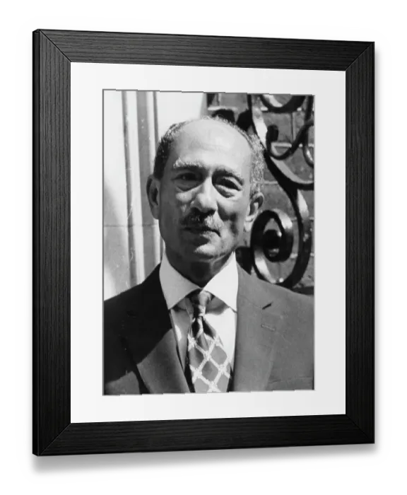 Framed Print : Anwar Sadat, Egyptian President, on a visit to London Framed Print : Anwar Sadat, Egyptian President, on a visit to London