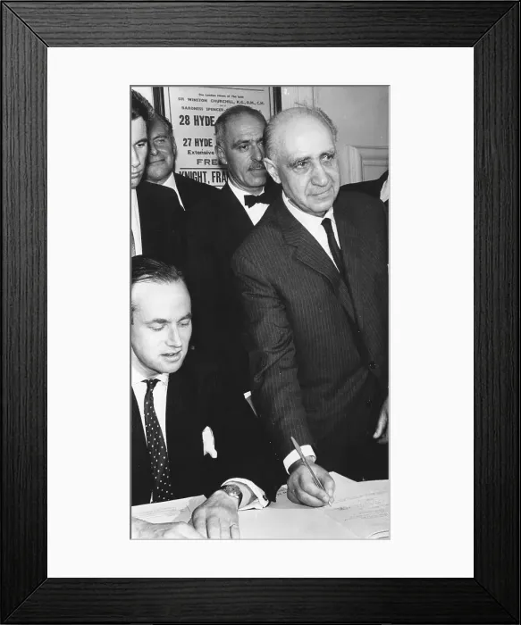 Framed Print : Signing a contract at Simpsons of Piccadilly, London Framed Print : Signing a contract at Simpsons of Piccadilly, London