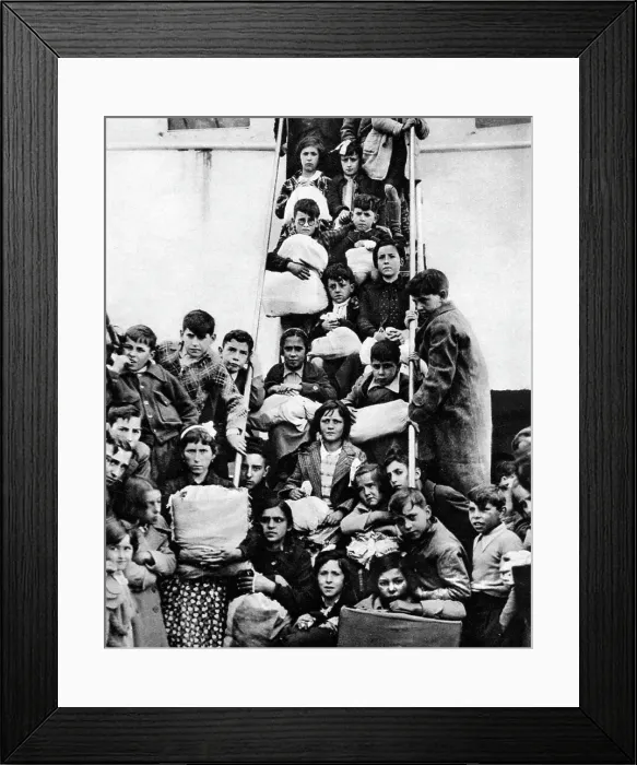 Framed Print : Spanish Civil War child refugees arrive at Southampton, 1937 Framed Print : Spanish Civil War child refugees arrive at Southampton, 1937