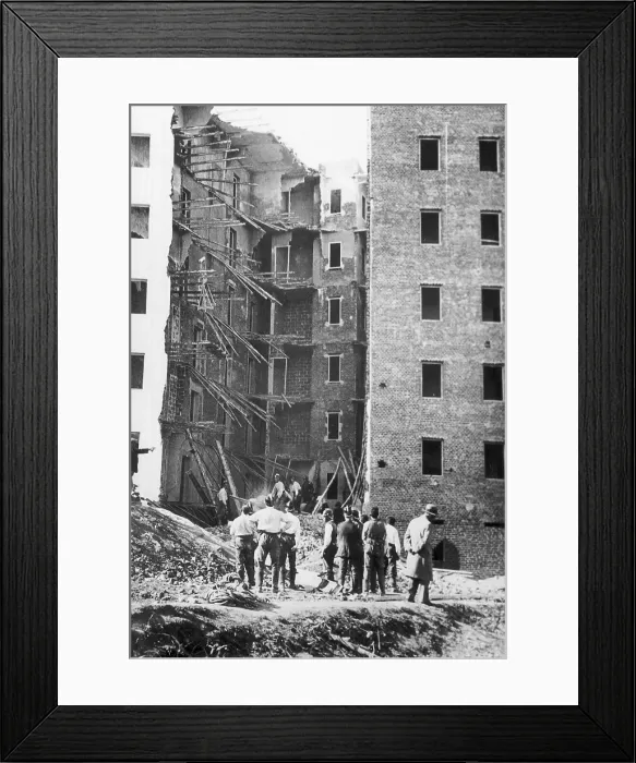 Framed Print : Spanish Civil War (1936-1939). Destroyed house Framed Print : Spanish Civil War (1936-1939). Destroyed house