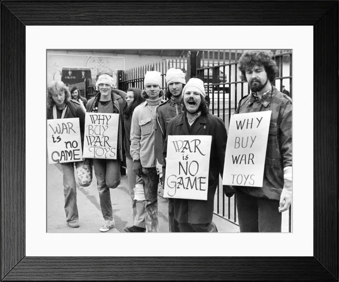 Framed Print : Members of London Peace Action campaigning Framed Print : Members of London Peace Action campaigning