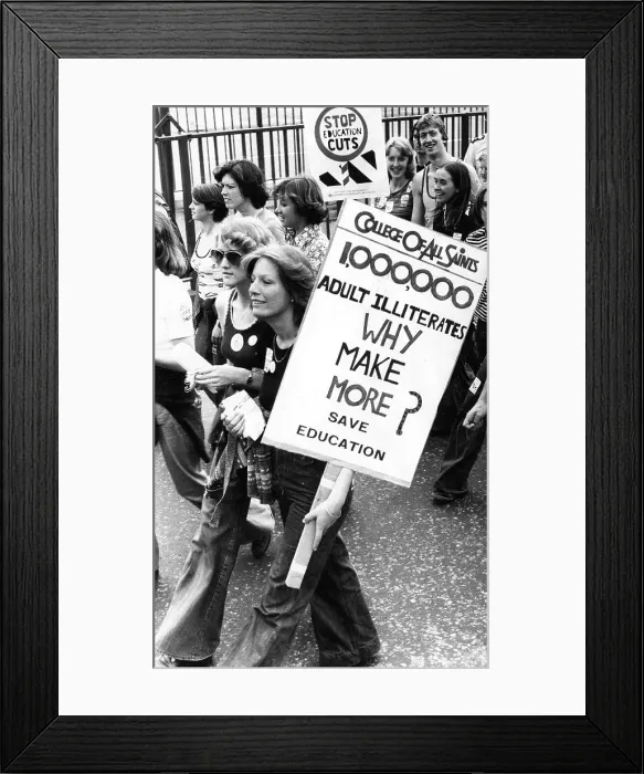 Framed Print : Trainee teachers campaigning against education cuts Framed Print : Trainee teachers campaigning against education cuts