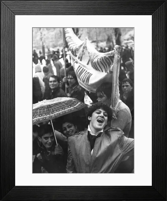 Framed Print : NUS students demonstrating in the snow, London Framed Print : NUS students demonstrating in the snow, London