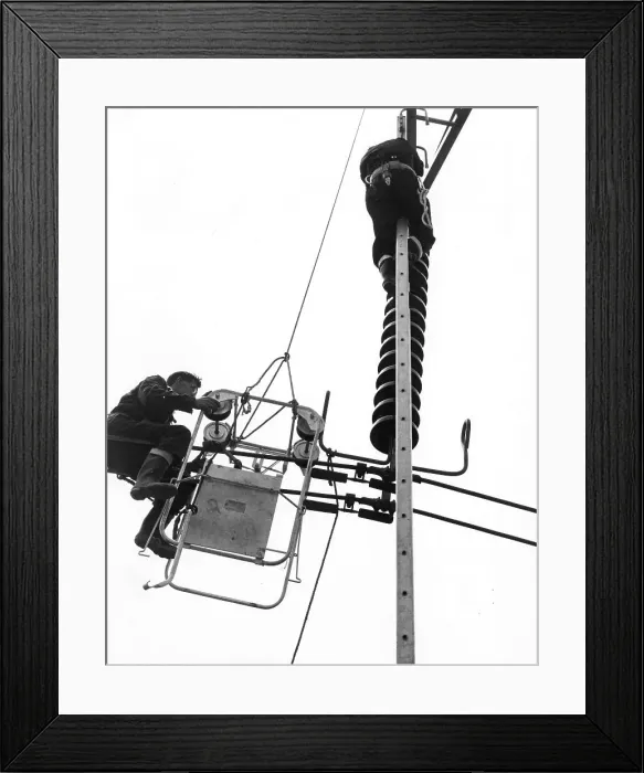 Framed Print : CEGB linesmen doing maintenance work, Kent Framed Print : CEGB linesmen doing maintenance work, Kent