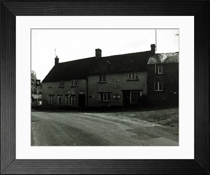 Framed Print : Photograph of Lamb Inn, Crawley, Oxfordshire Framed Print : Photograph of Lamb Inn, Crawley, Oxfordshire