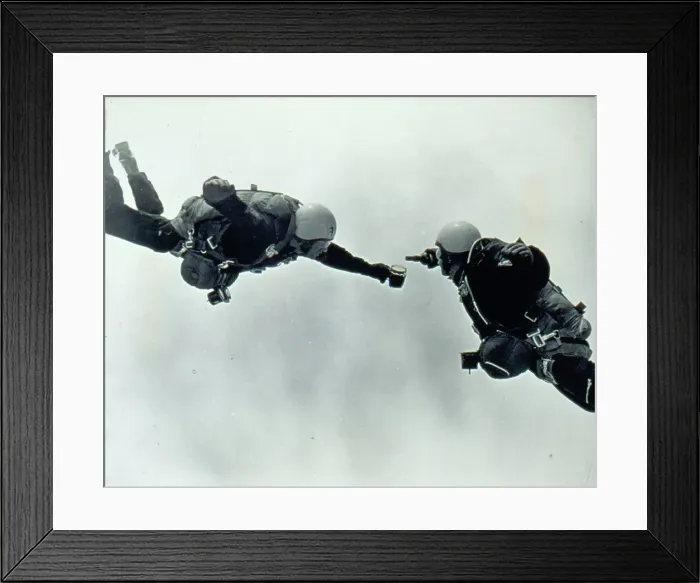 Framed Print : RAF parachutists pouring beer while in freefall. Date: 1960s Framed Print : RAF parachutists pouring beer while in freefall. Date: 1960s