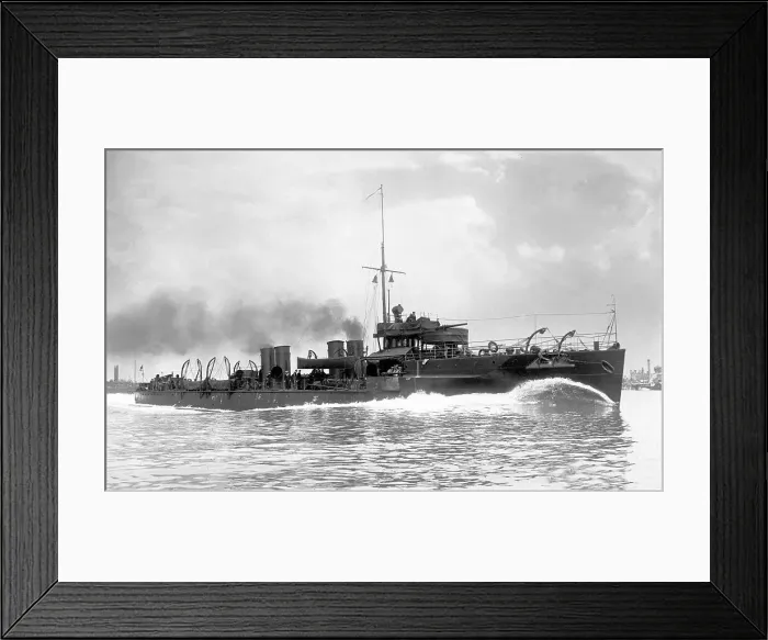 Framed Print : HMS Usk - a Yarrow-type River-Class destroyer Framed Print : HMS Usk - a Yarrow-type River-Class destroyer