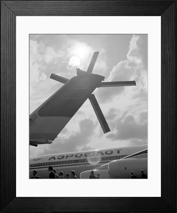 Framed Print : Mil Mi-26 SSSR-06141 with Ilyushin Il-86 SSSR-86066 Framed Print : Mil Mi-26 SSSR-06141 with Ilyushin Il-86 SSSR-86066