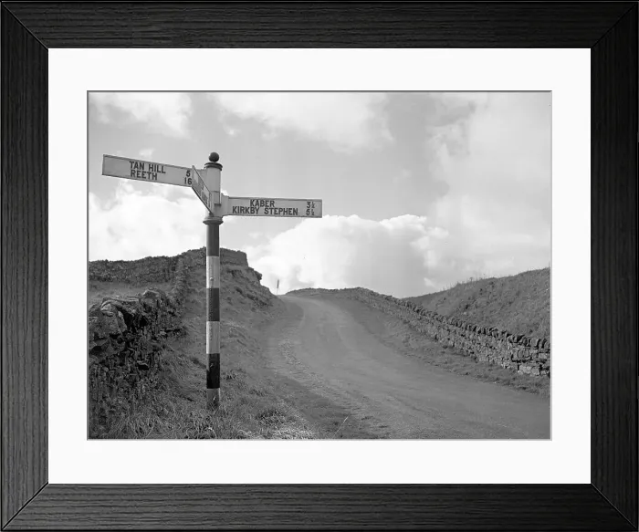 Framed Print : View of the Yorkshire Dales, between Kaber and Tan Hill Framed Print : View of the Yorkshire Dales, between Kaber and Tan Hill