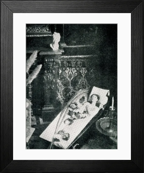 Framed Print : Sarah Bernhardt, French actress, in her coffin Framed Print : Sarah Bernhardt, French actress, in her coffin
