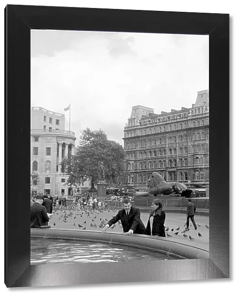Trafalgar Square: A couple enjoying a fountain